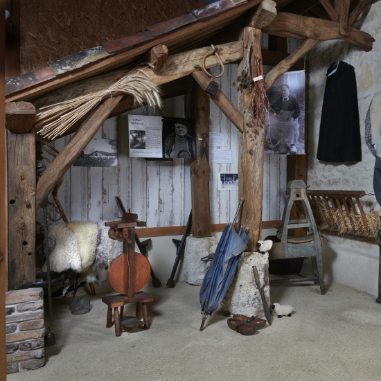 Diaporama Grâce aux nombreux dons des hourtinaises et des hourtinais, l'exposition s'enrichit