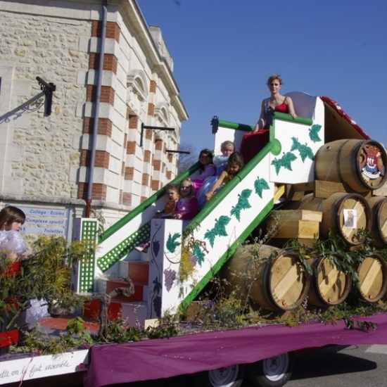 Diaporama Le Carnaval  sur la place du village d'Hourtin